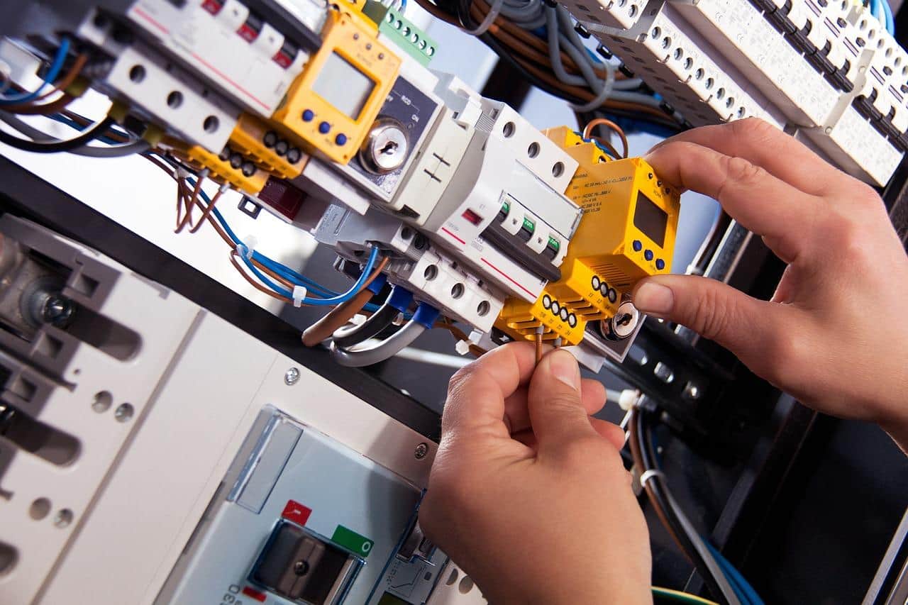 Elektromechanik měřicích, regulačních zařízení a systému ochran VN