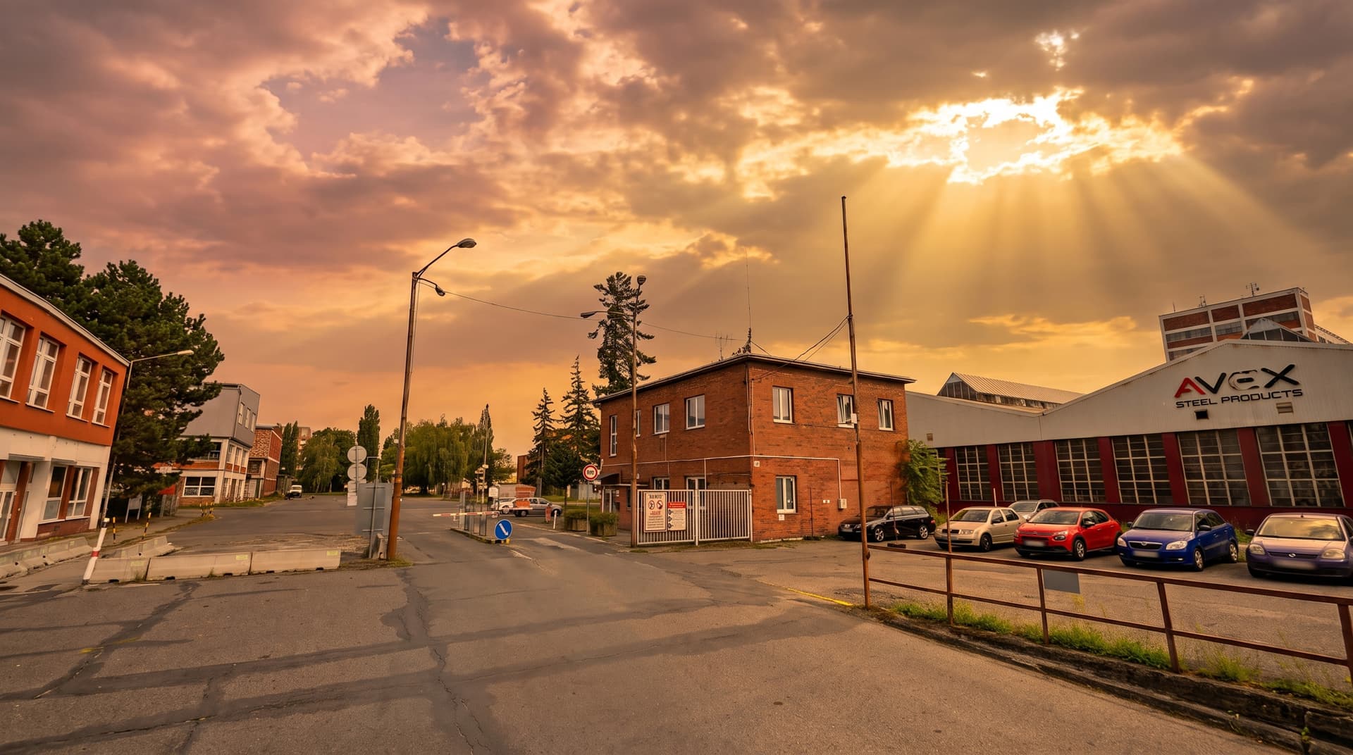 Za podjezdem: vrátnice se závorou hlavního vjezdu